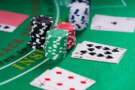 Antarmuka pop777 menampilkan pasar Liga 1, permainan kasino live, dan slot video