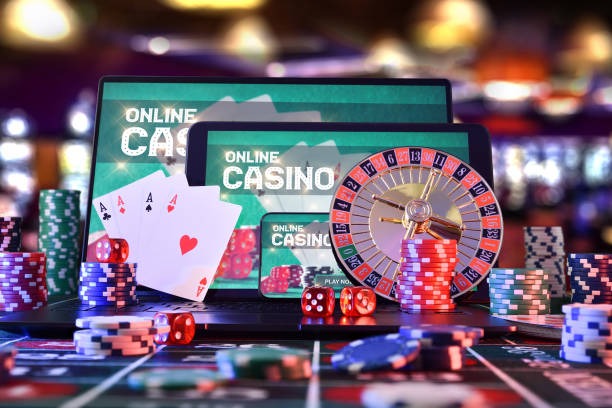 Dealer pop777 dalam studio live bermain kasino dengan kamera multi-sudut