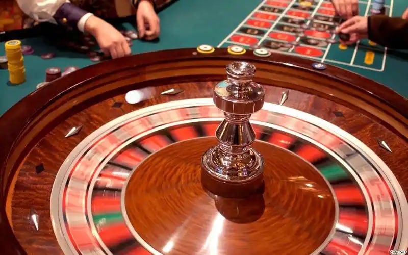 Tabel strategi Free Bet Blackjack yang ditampilkan di antarmuka pemain pop777